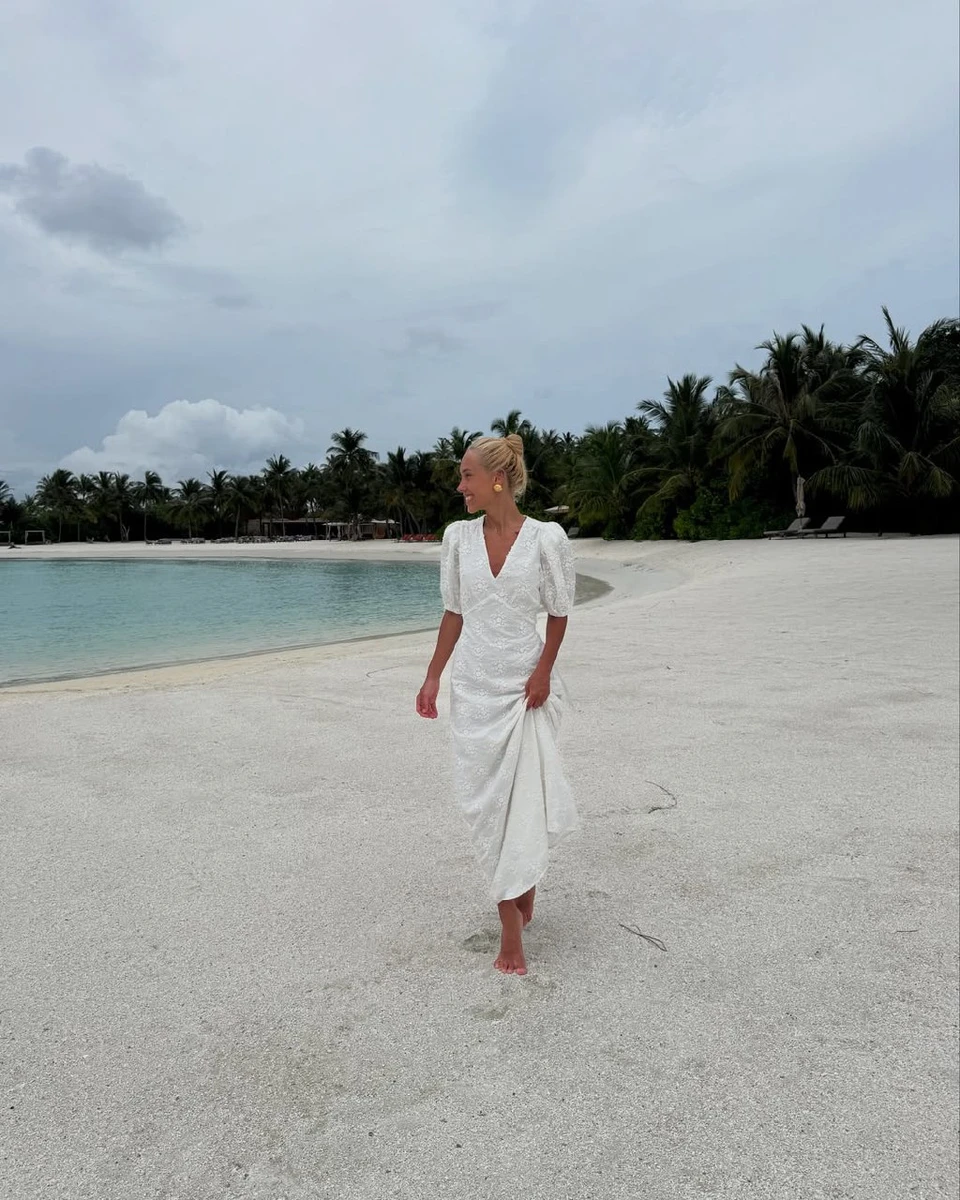 Даша Квіткова на тлі Мальдіви