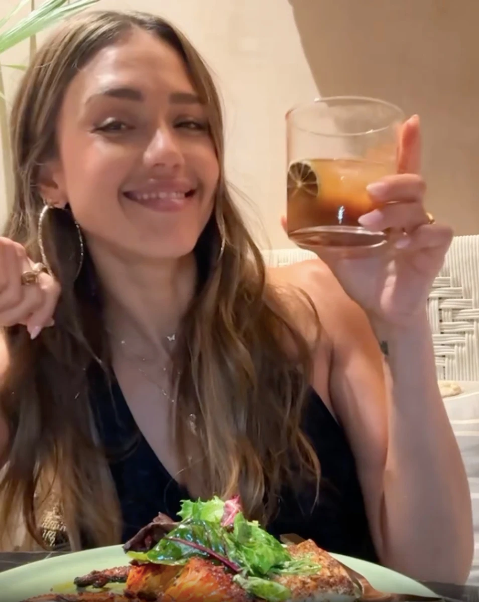 Джессіка Альба з декольте зазнімкувалася з напоєм в руці