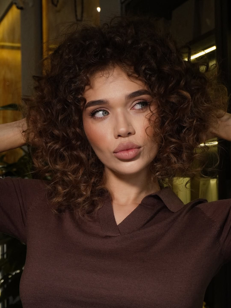 Саша Бо похвалилася кучерявою укладкою