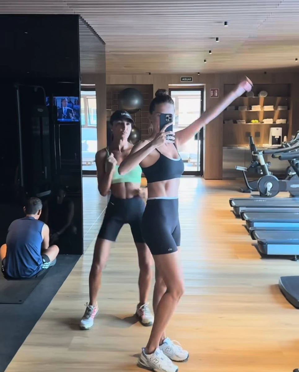 Санта і Андрес похизувалися фігурами