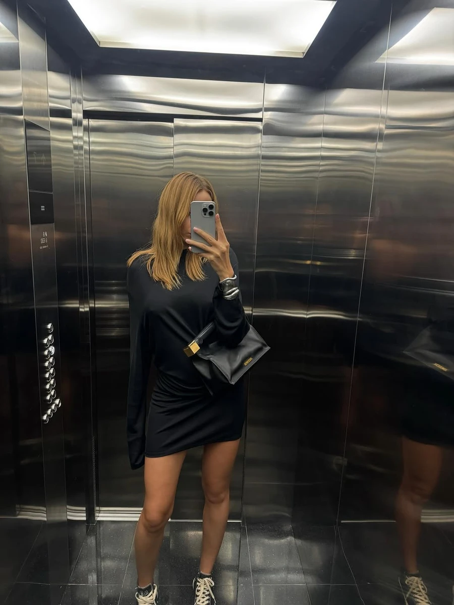 Леся Нікітюк у міні похвалилася стрункістю перед дзеркалом