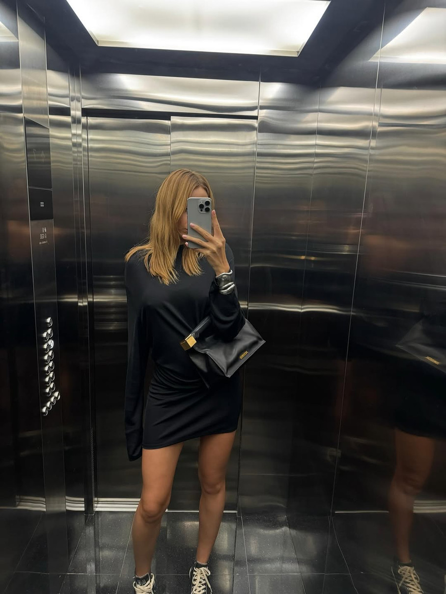 Леся Нікітюк у міні похвалилася стрункістю перед дзеркалом