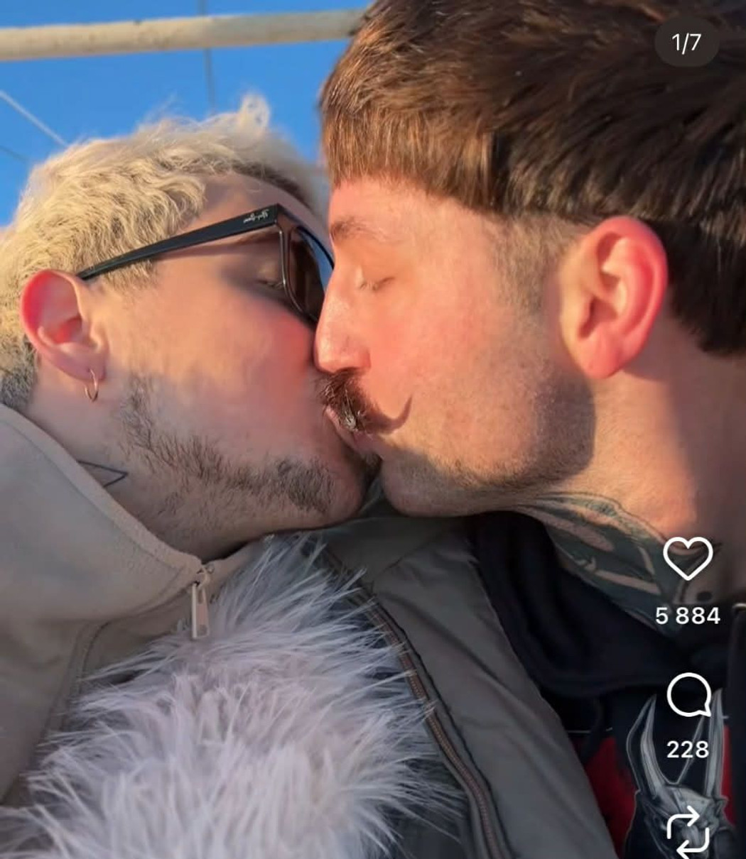 Меловін цілує свого хлопця