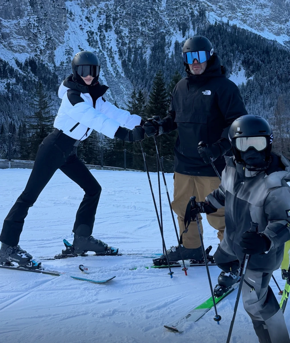 Джейсон Стейтем з сином і нареченою показався на лижах