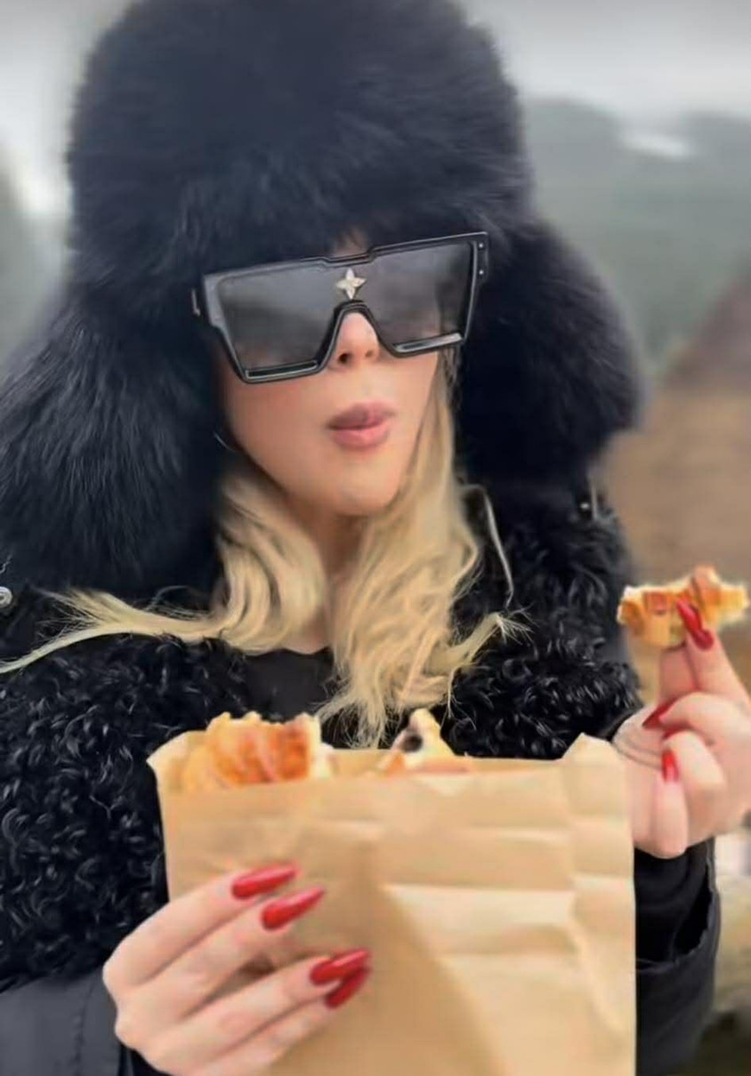 Гросу їсть смаколик