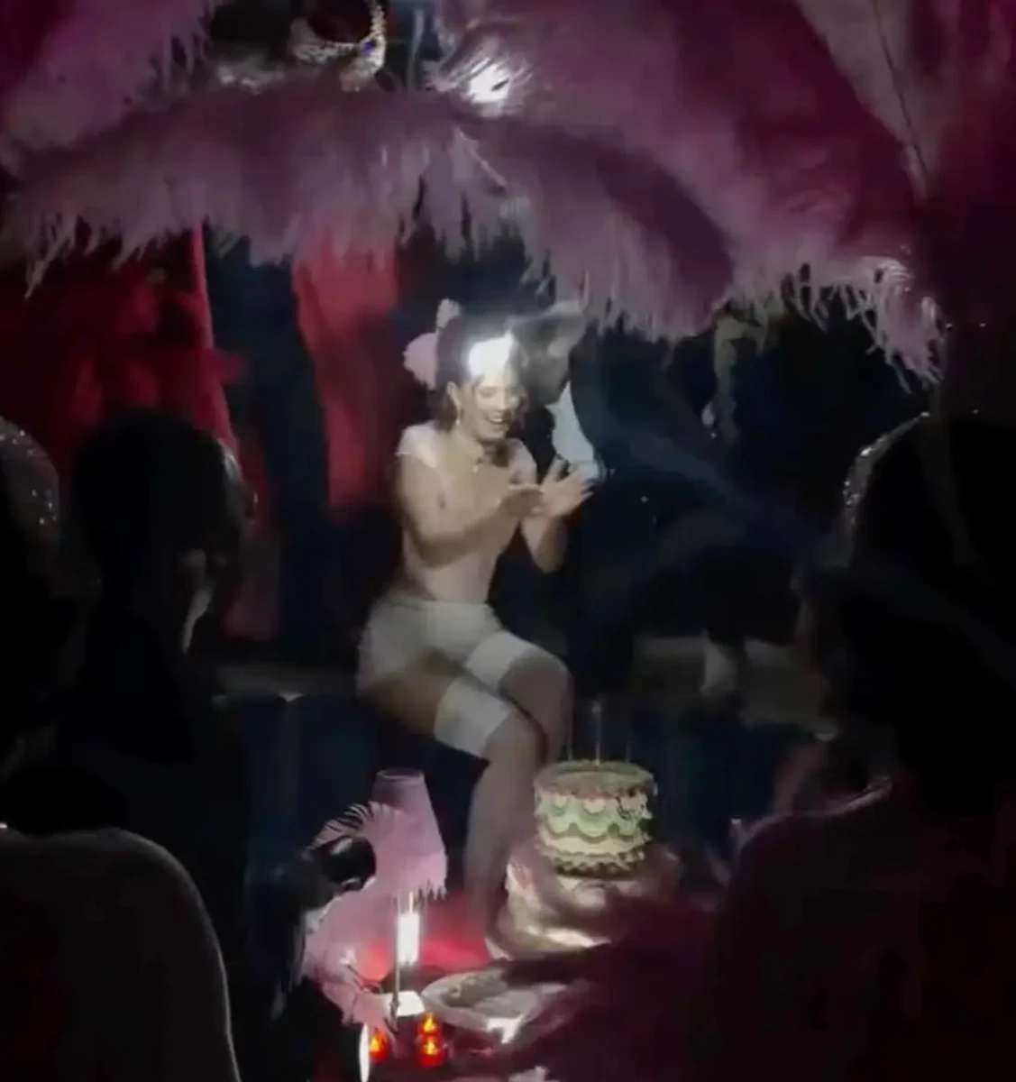 Міллі Боббі Браун посвітила ногами у шортах в образі Марії Антуанетти