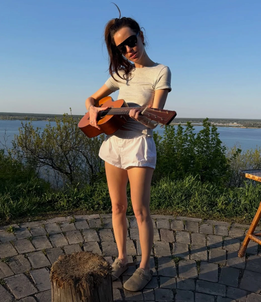 Надя Дорофєєва у шортах пограла на гітарі на фото