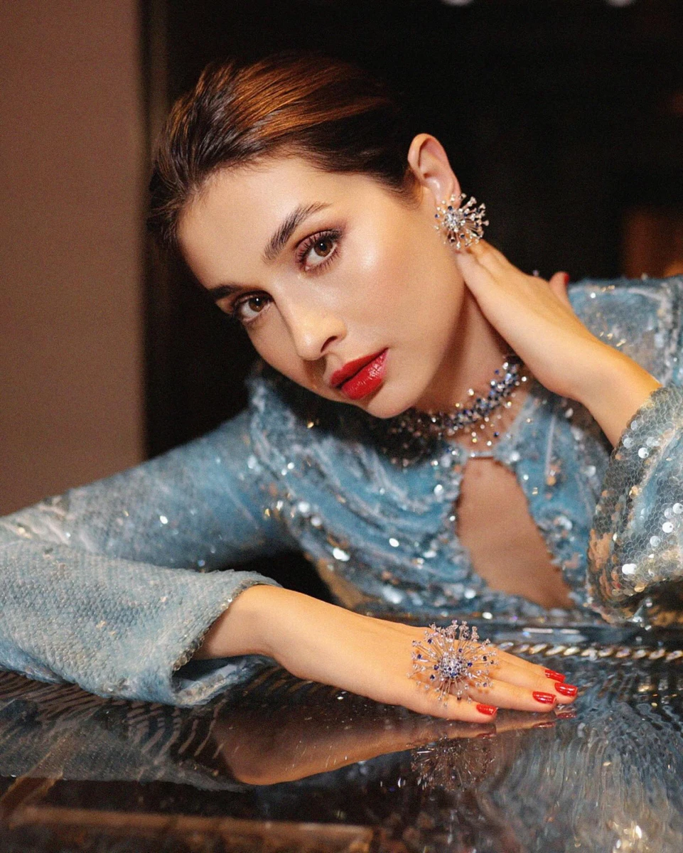 Хтось прикрашає до свят ялинку, а хтось себе 