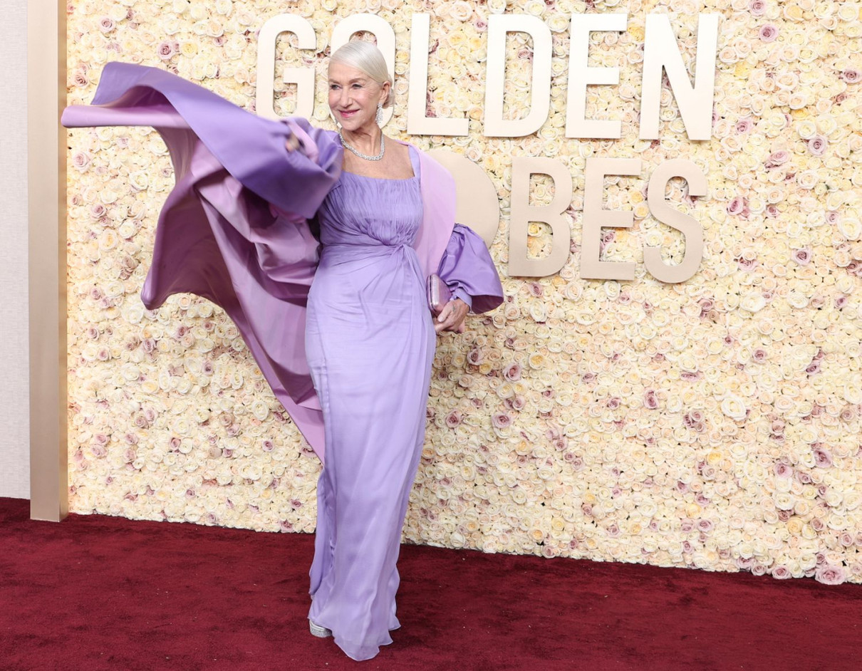 78-річна Хелен Міррен у бузковій сукні з об'ємною накидкою від Dolce & Gabbana ефектно позувала на хіднику Golden Globe 