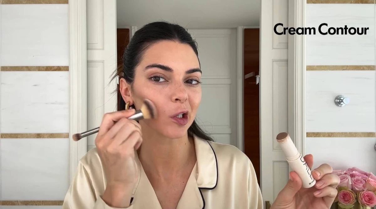 І робить контуринг, закріплюючи бронзером