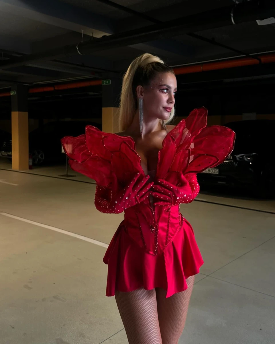 Сукня у Ксенії дійсно цікава і ефектна, - нагадує квітку або метелика