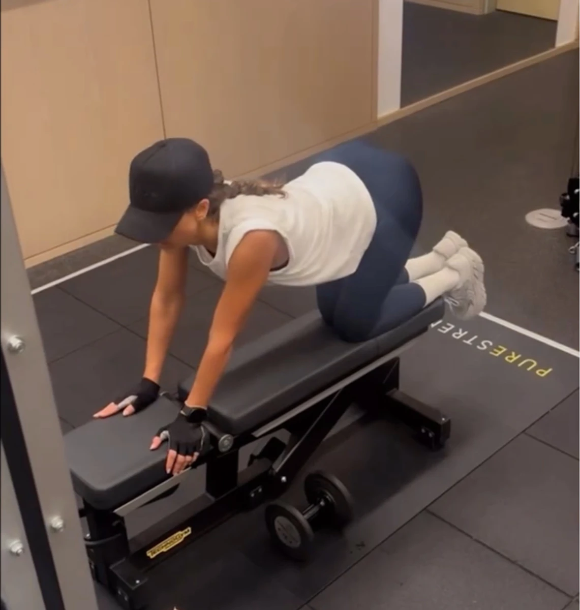 Джессіка Альба показала, як підтримує форму