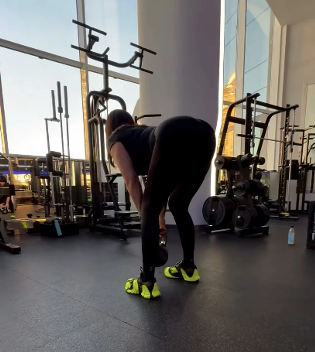 Даша Астаф'єва спокусливо попрацювала у залі