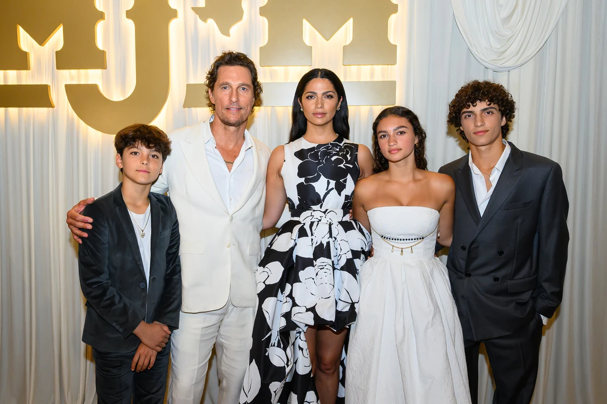 Меттью МакКонахі з дружиною, синами і дочкою показався на хіднику