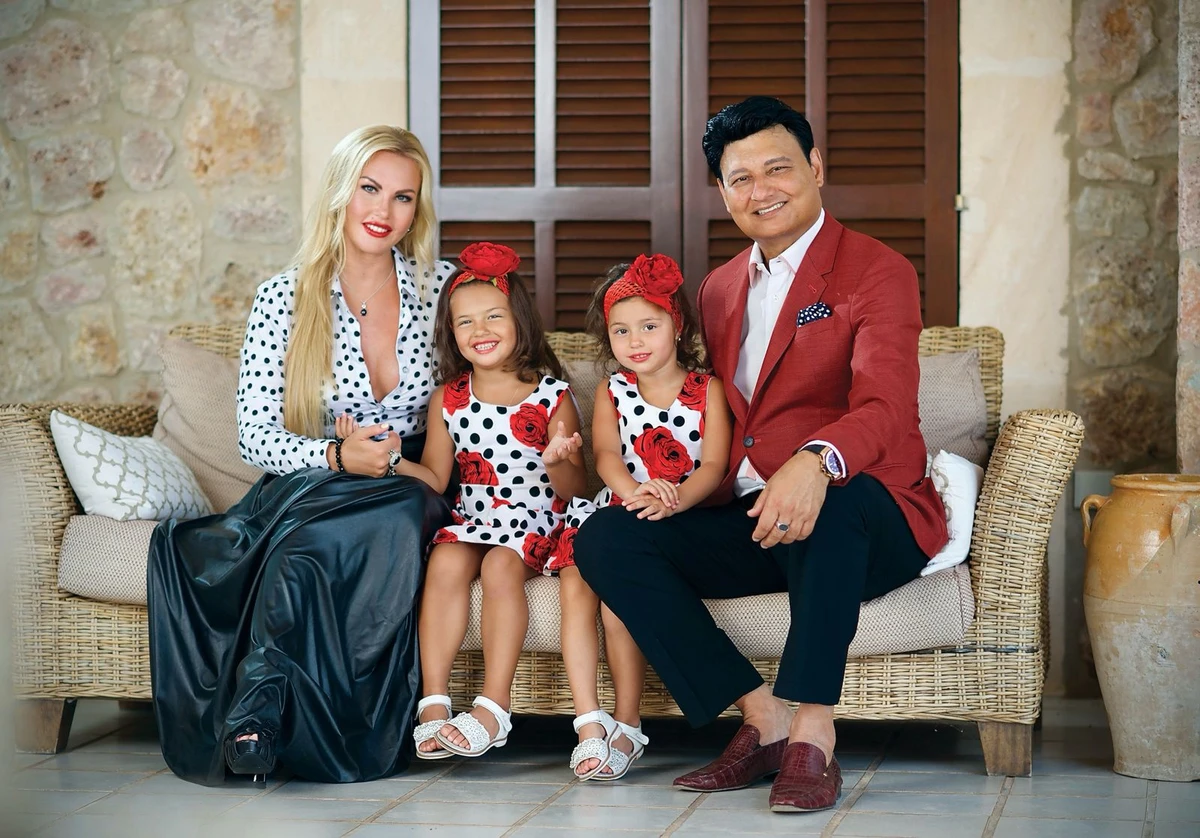 Камалія з родиною позує для фото