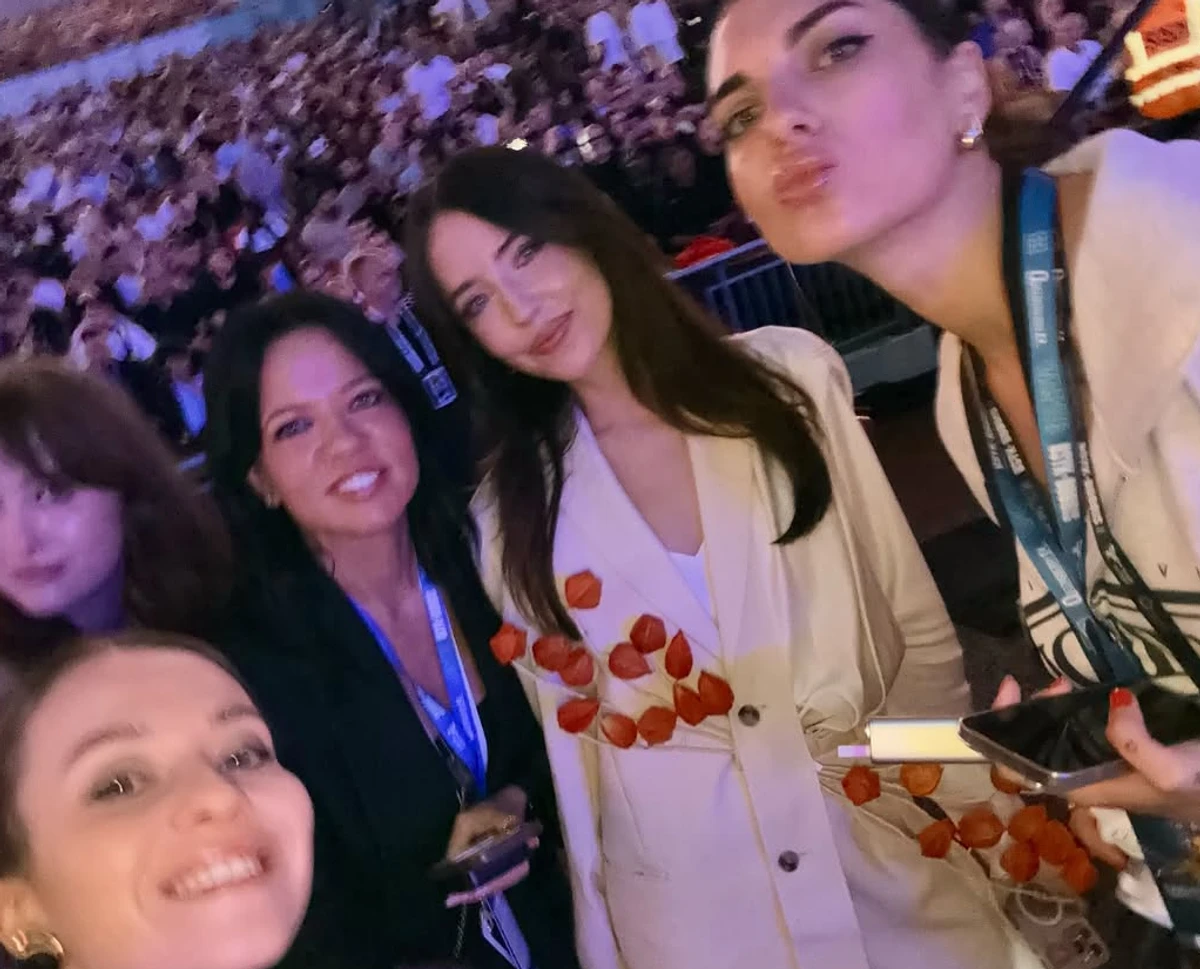 Горова позує з Дорофєєвою на бою Усика