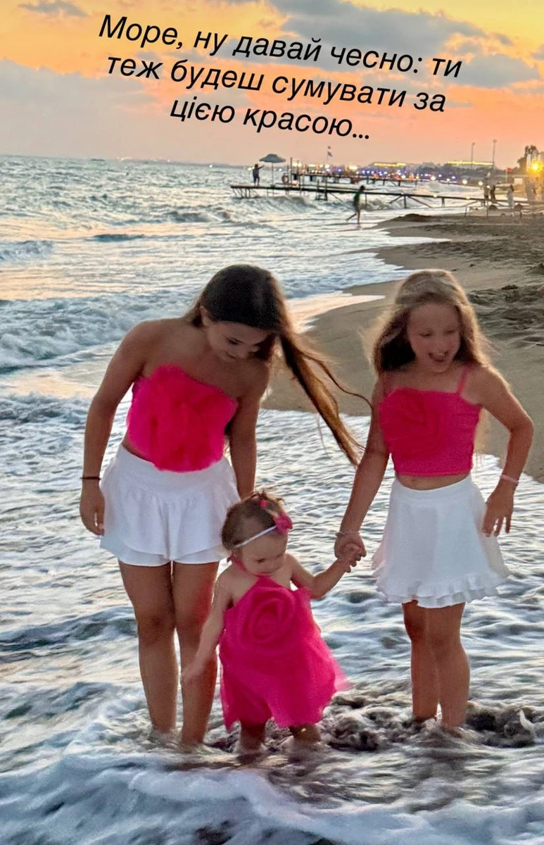 Ребрик з доньками показалася в Анталії