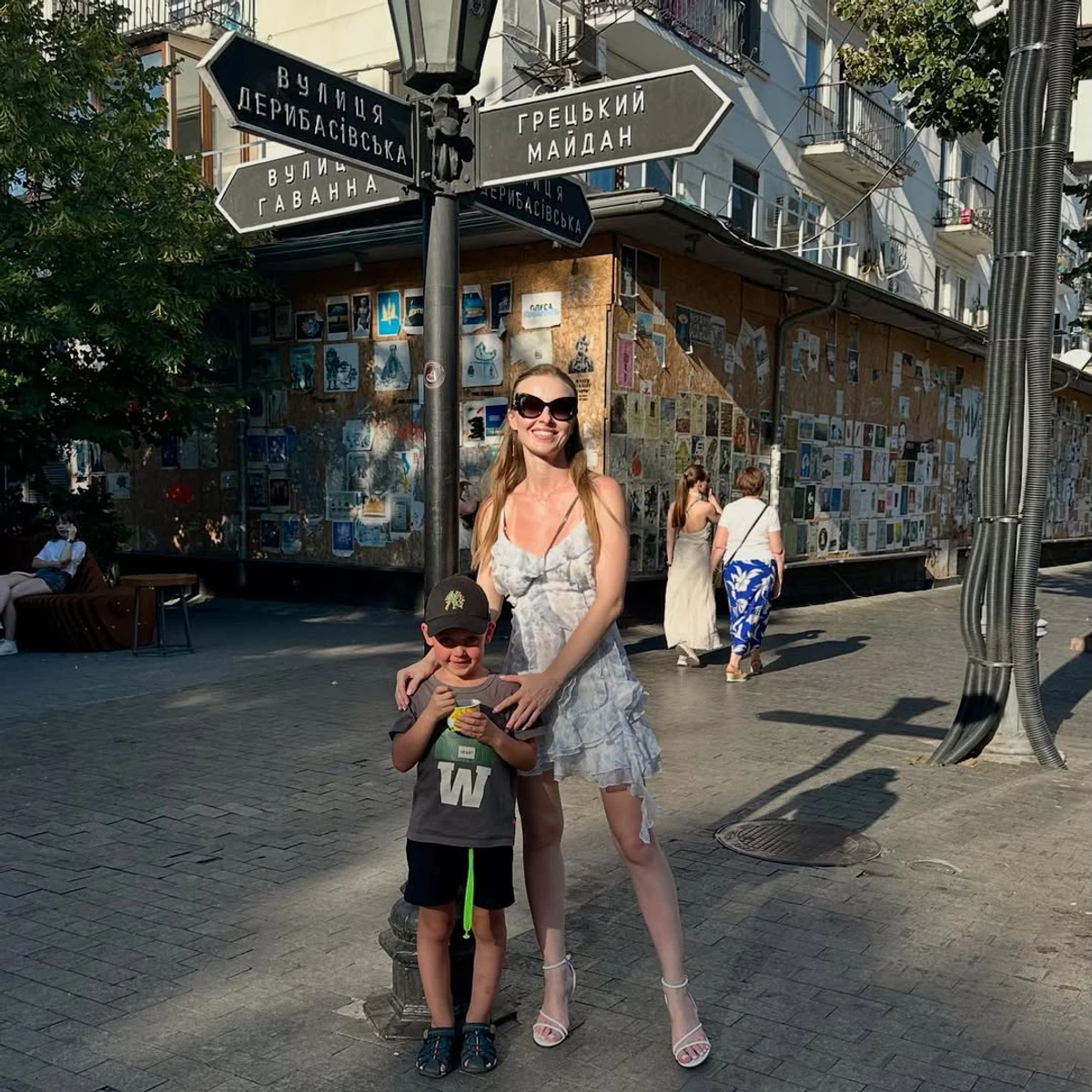 Анна Сагайдачна показалася на прогулянці з сином в Одесі