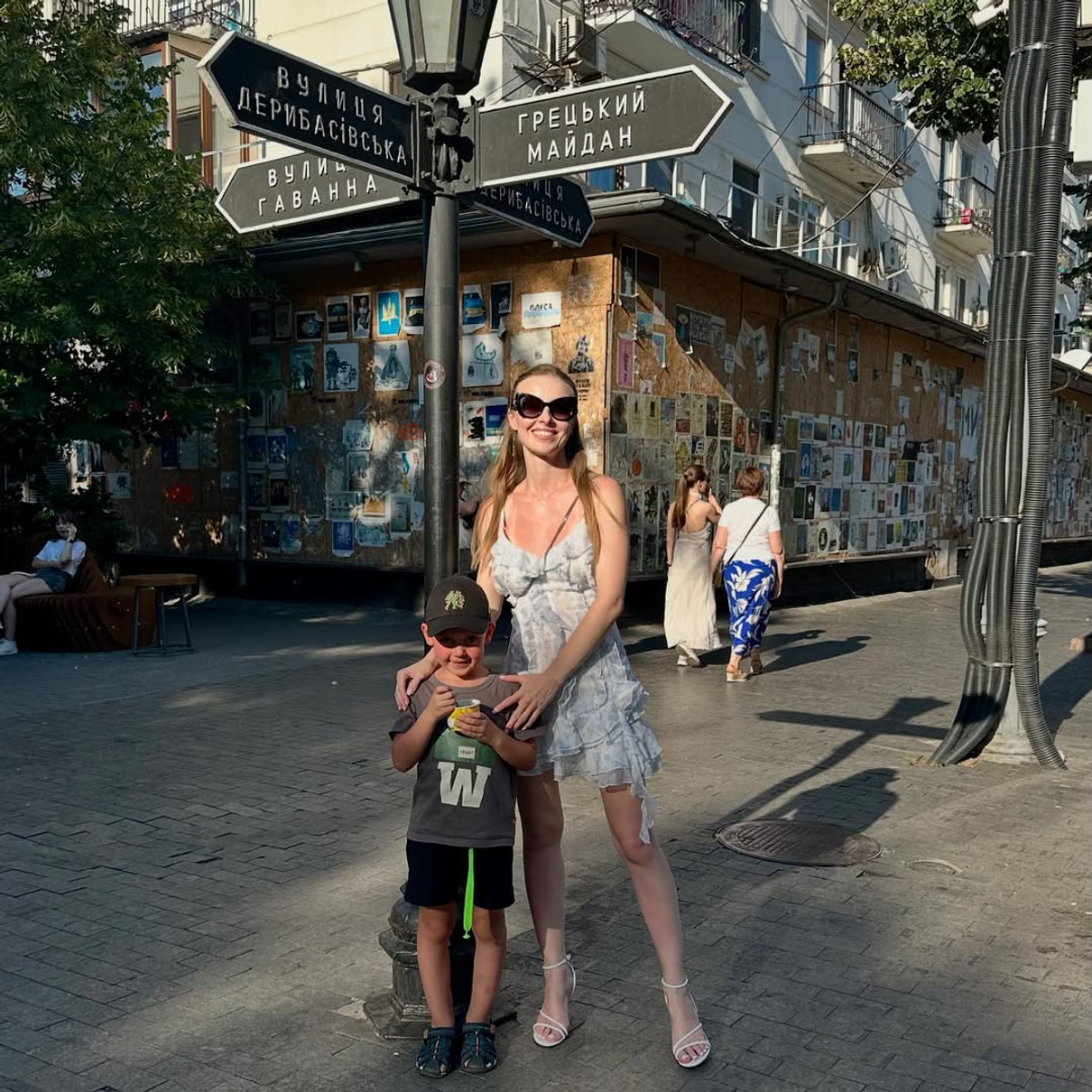 Анна Сагайдачна показалася на прогулянці з сином в Одесі