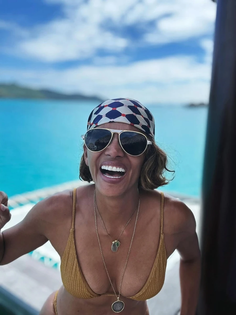 Холлі Беррі посвітила бюстом на відпочинку з коханим