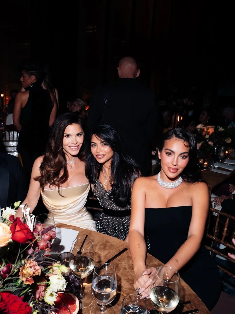 Джорджина Родрігес з Лорен Санчес на благодійному івенті