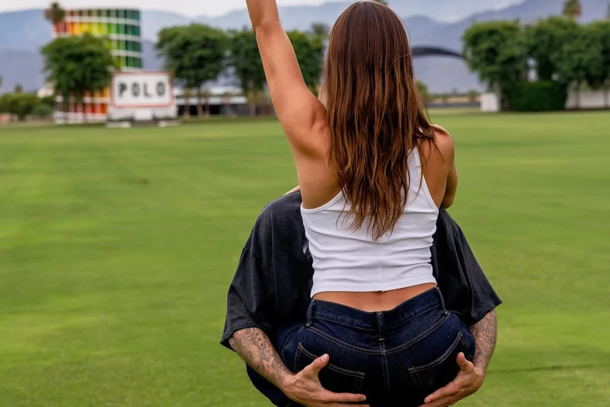 Джастін Бібер потримав Хейлі на руках для ефектних фото