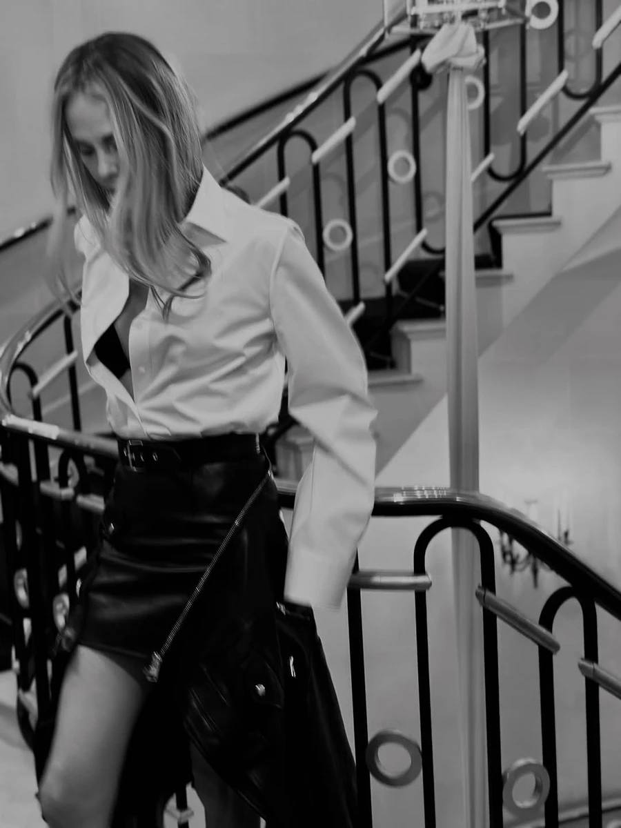 Шарліз Терон попозувала у шкіряній спідниці