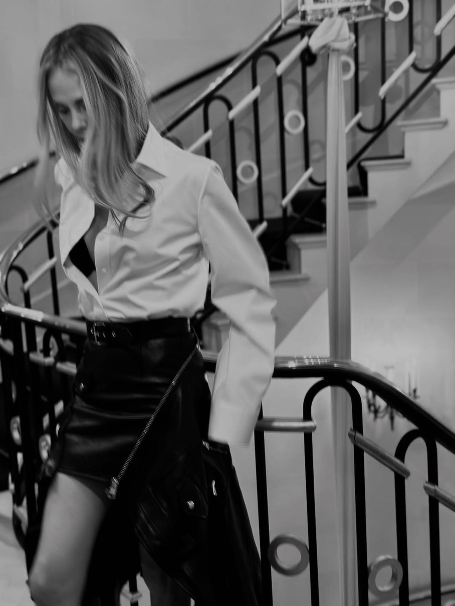 Шарліз Терон попозувала у шкіряній спідниці