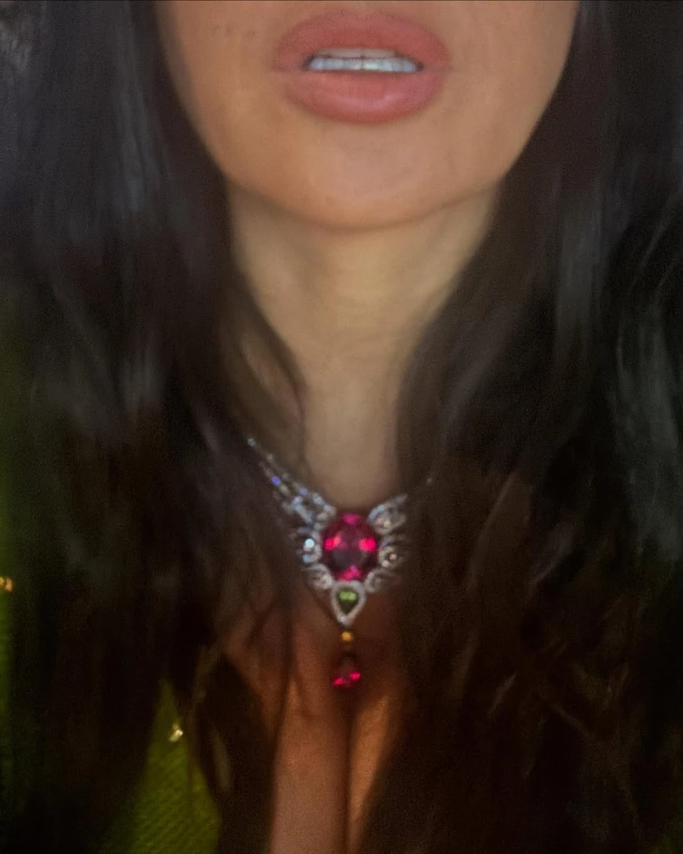 Сальма Хаєк на сексі фото показала спокусливе декольте