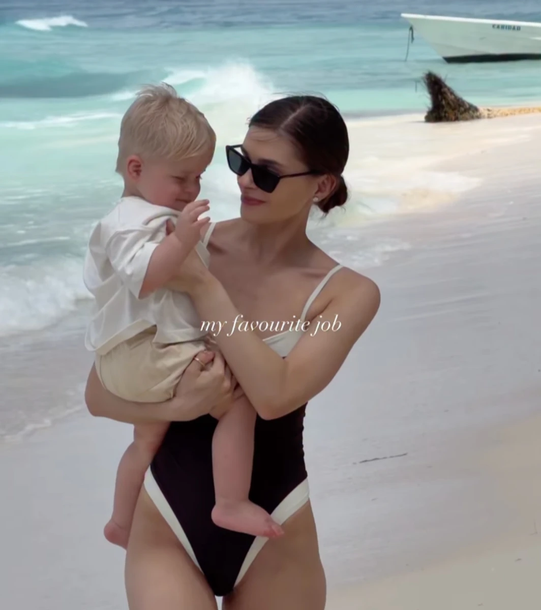 Дружина Остапчука у купальнику наробила фото з сином на руках у Домінікані