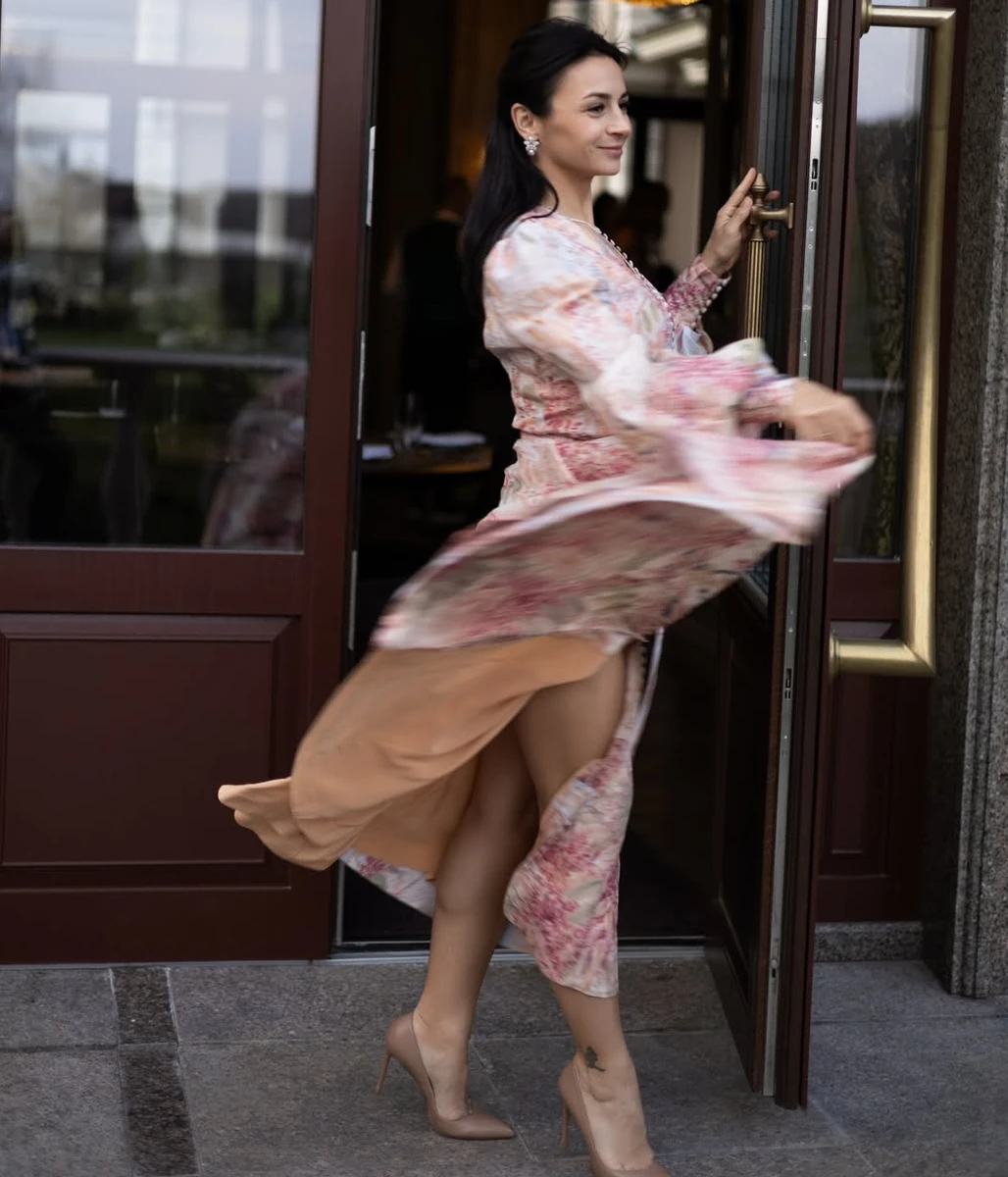 Ілона Гвоздьова посвітила стегнами на романтичній фотосесії