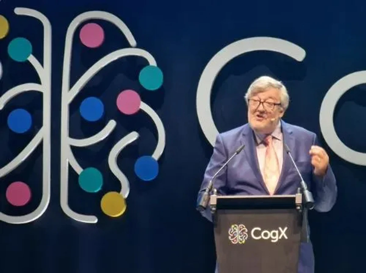 Стівен Фрай хоче отримати $135 тисяч після свого падіння зі сцени на бетон