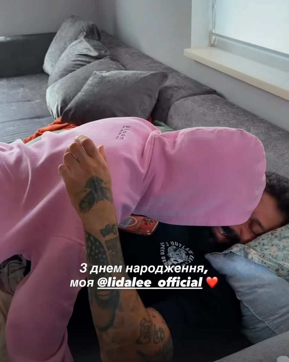Даніель Салем показав, як Ліда Лі цілувала його на дивані