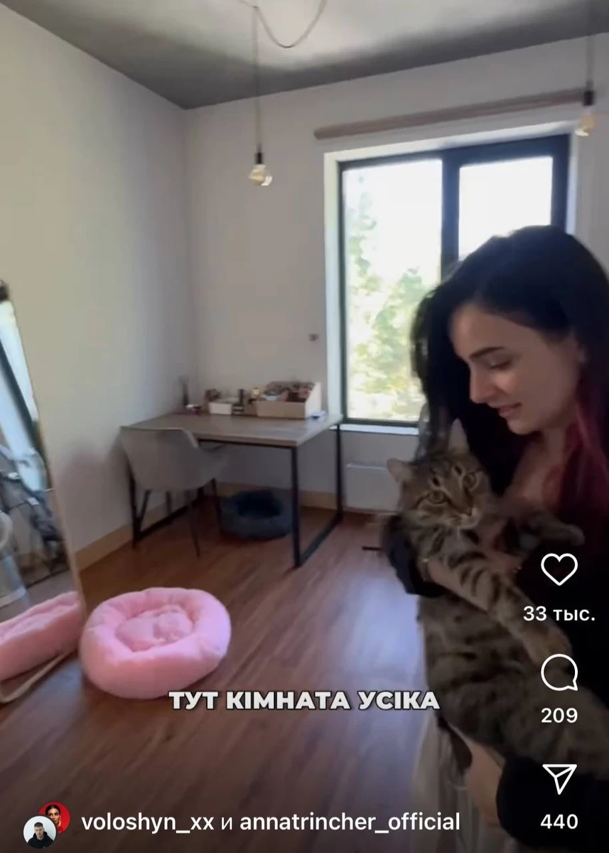 Усик живе у кімнаті, яка мала бути кабінетом Трінчер. Пріоритети...