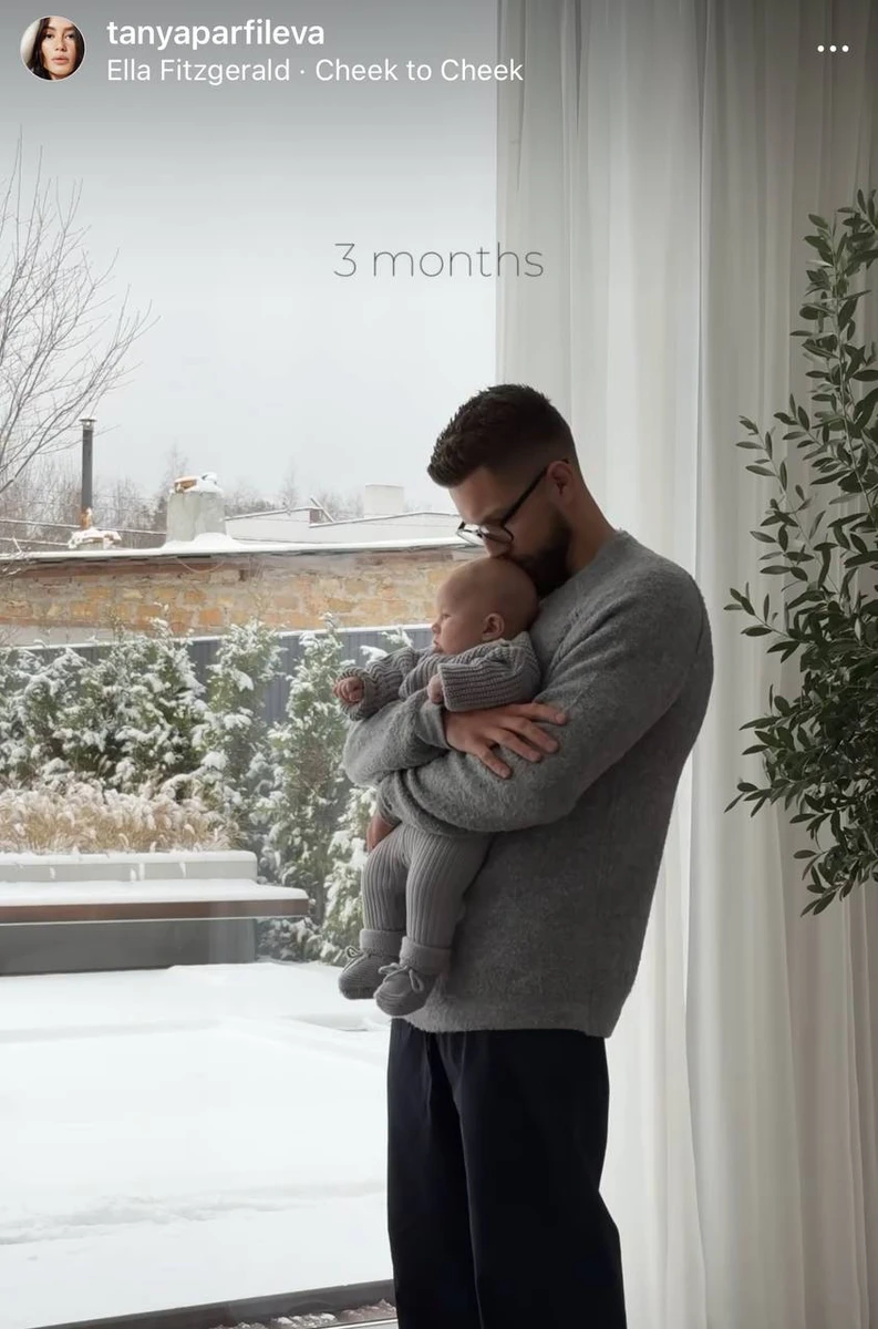 Це перший сніг для маленького Олександра