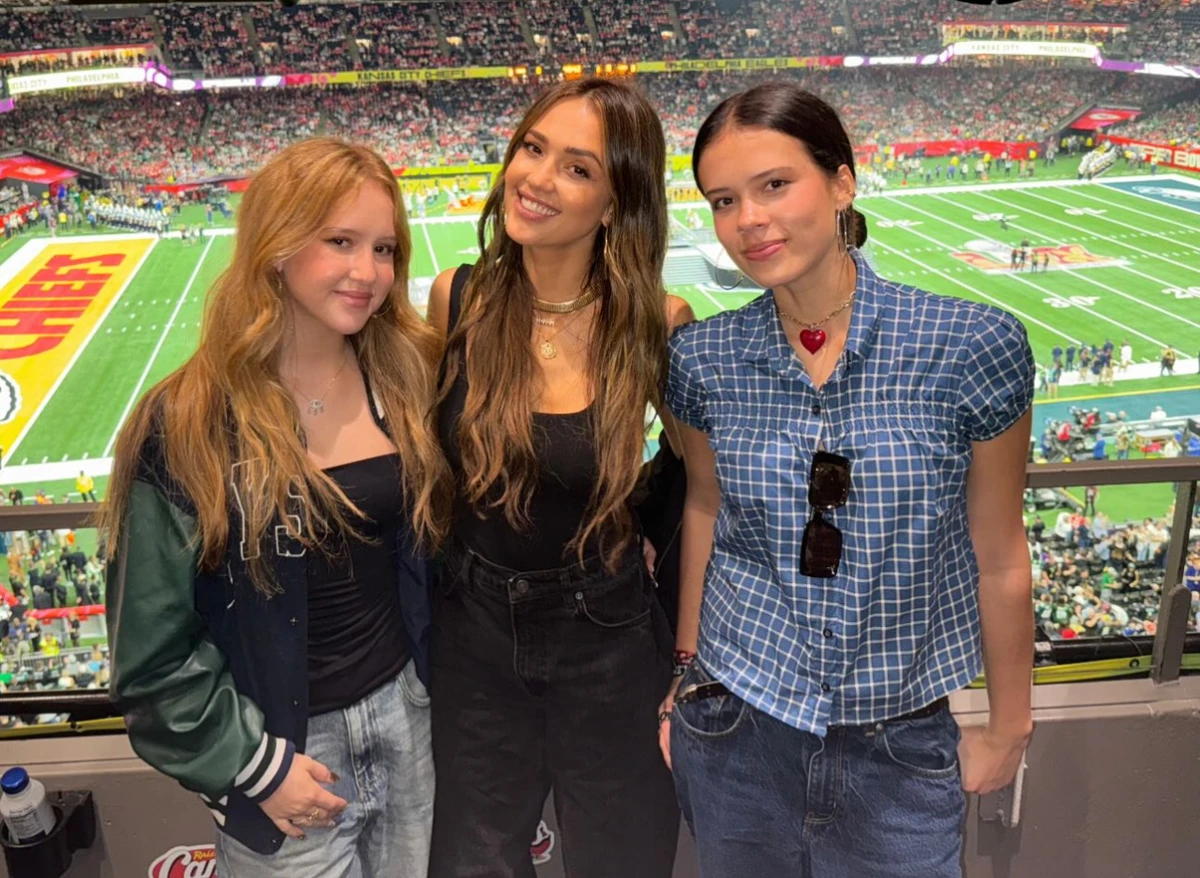 Джессіка Альба разом із доньками насолодилася Super Bowl LIX у Новому Орлеані