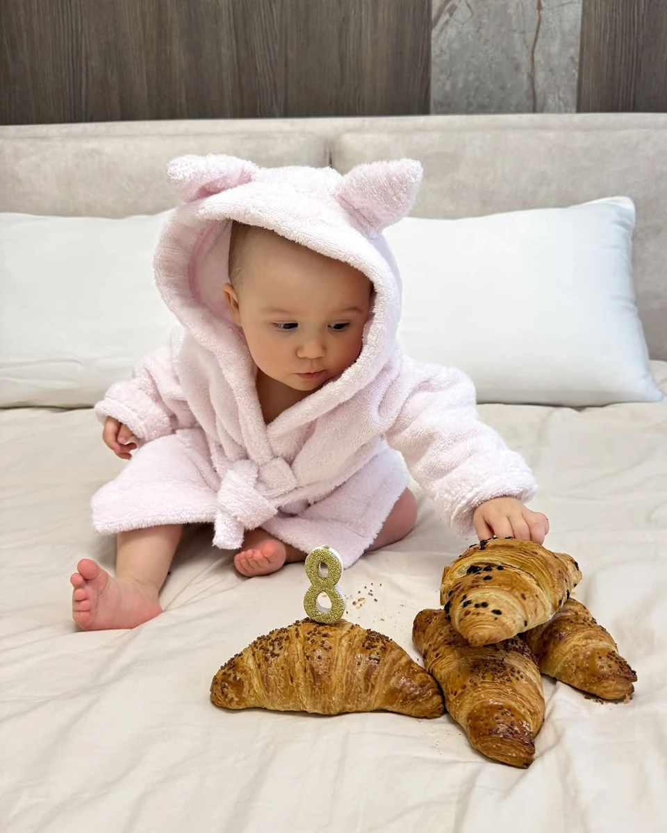 Донька Кота і Татарінцевої сфотографувалася з круасанами