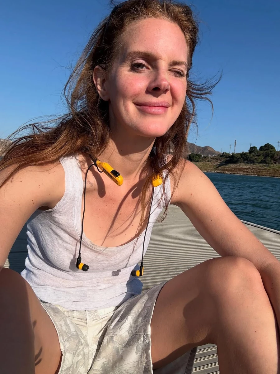 Лана Дель Рей у шортиках похвалилася стрункими ногами