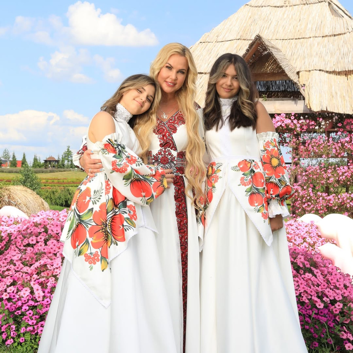 Камалія з доньками позує для фото