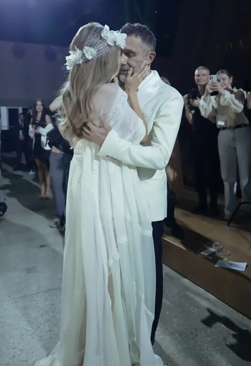 Катя Сільченко поцілувала коханого на їхньому весіллі на модному показі