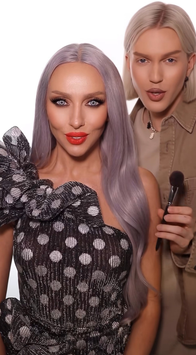 Оля Полякова з фіолетовим волоссям і блакитними очима здивувала новим образом