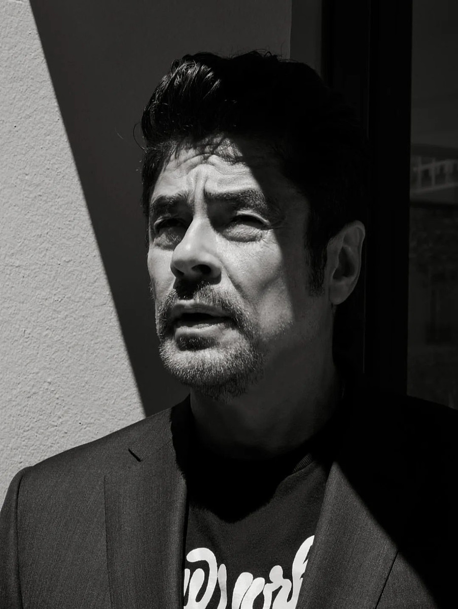 Бенісіо дель Торо позує для чорно-білого портрету