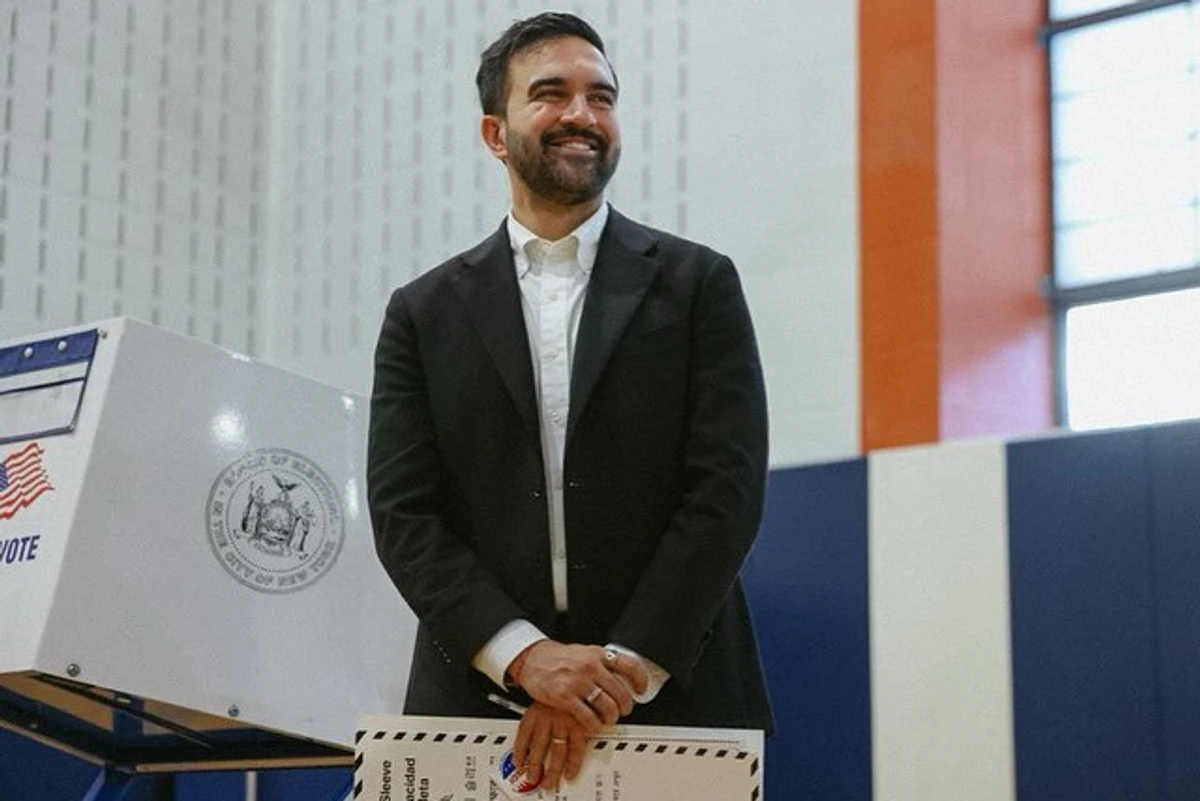 Зохран Мамдані посміхається на виступі