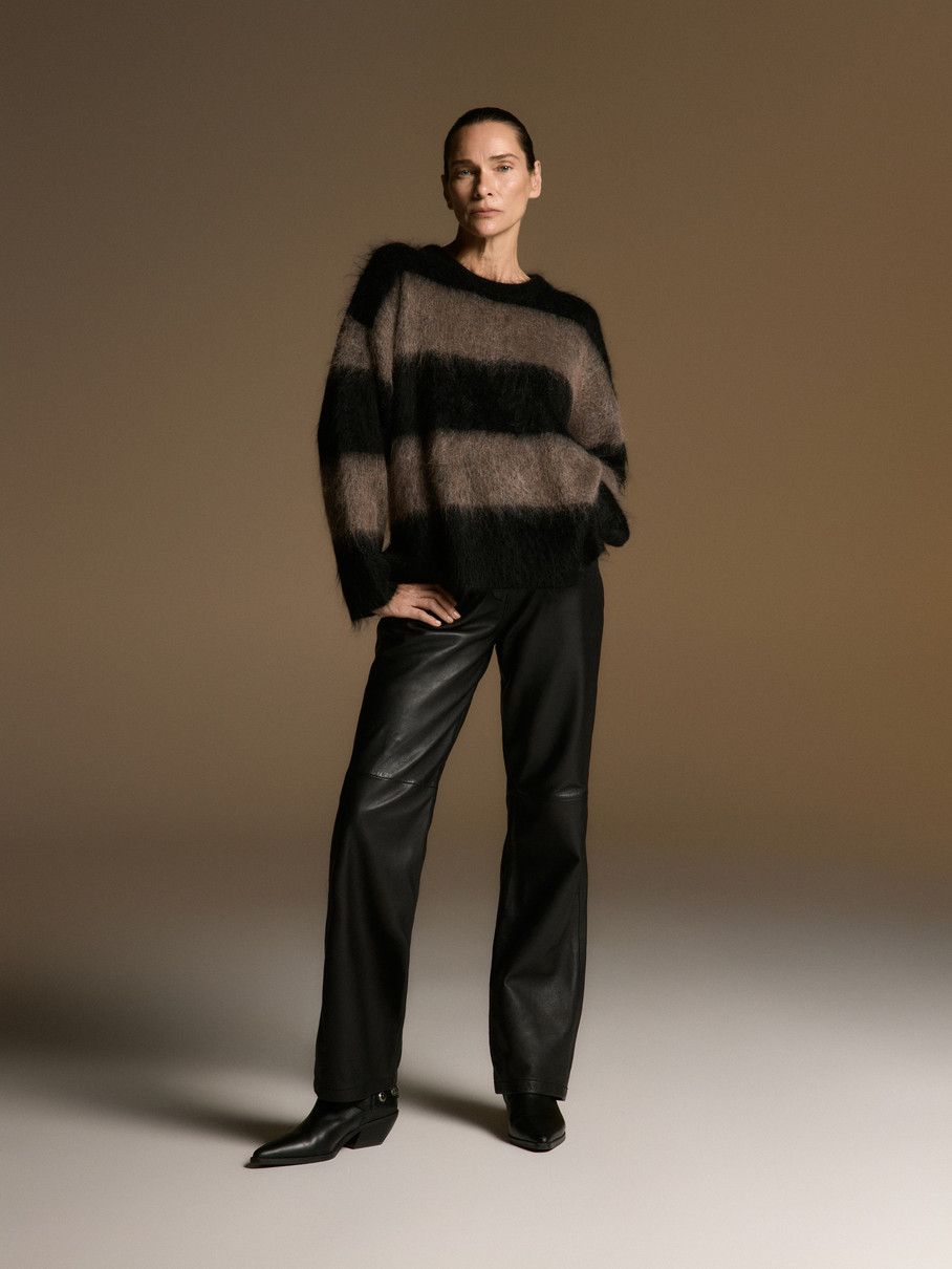 Смугастий темний светр