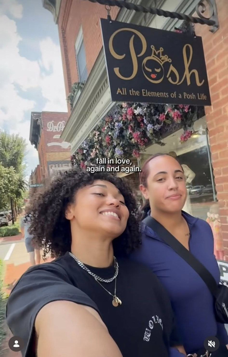 Старша дочка Скелі Джонсона і її дівчина