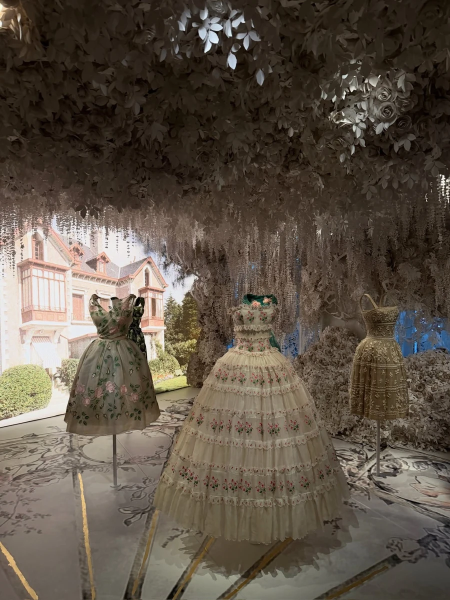 Дівчата подивилися на сукні від туніського кутюр'є Аззедіна Алаї 