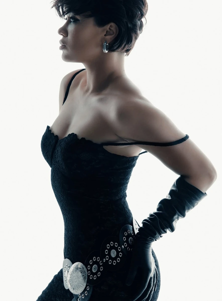 Дівчина Даніела Салема похвалилася тілом в мереживній сукні