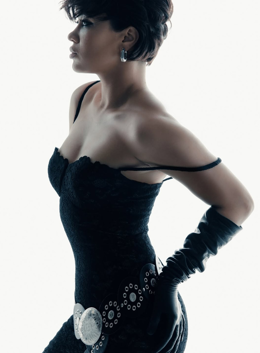 Дівчина Даніела Салема похвалилася тілом в мереживній сукні