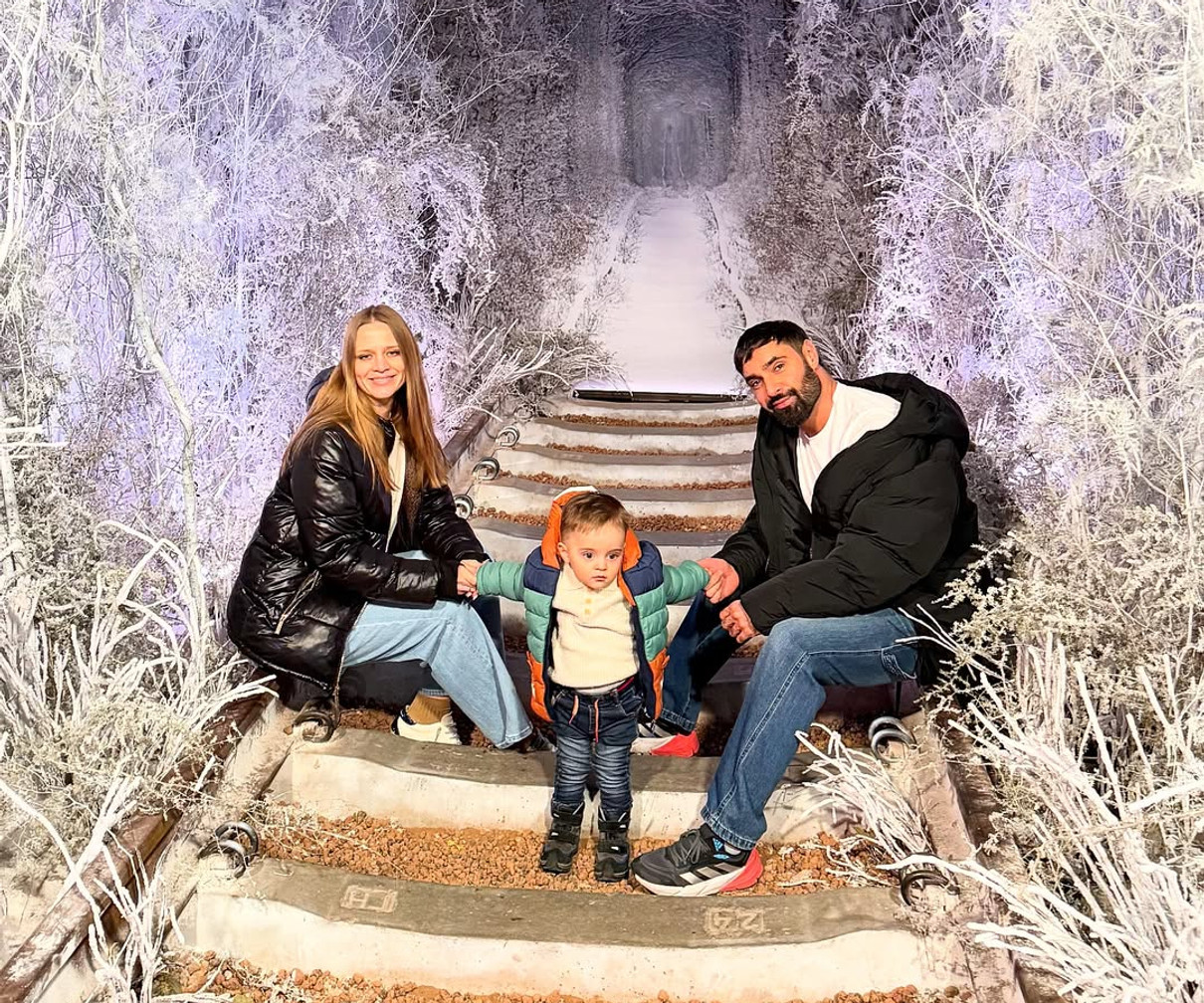 Віталій Козловський з дружиною і сином попозували на локації колій