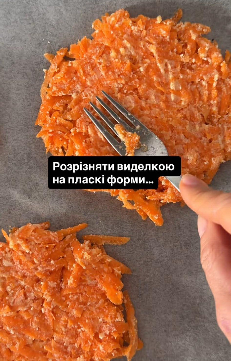 Все це змішуєте, викладаєте на деко, застелене пергаментом, рівняєте виделкою на пласкі млинці